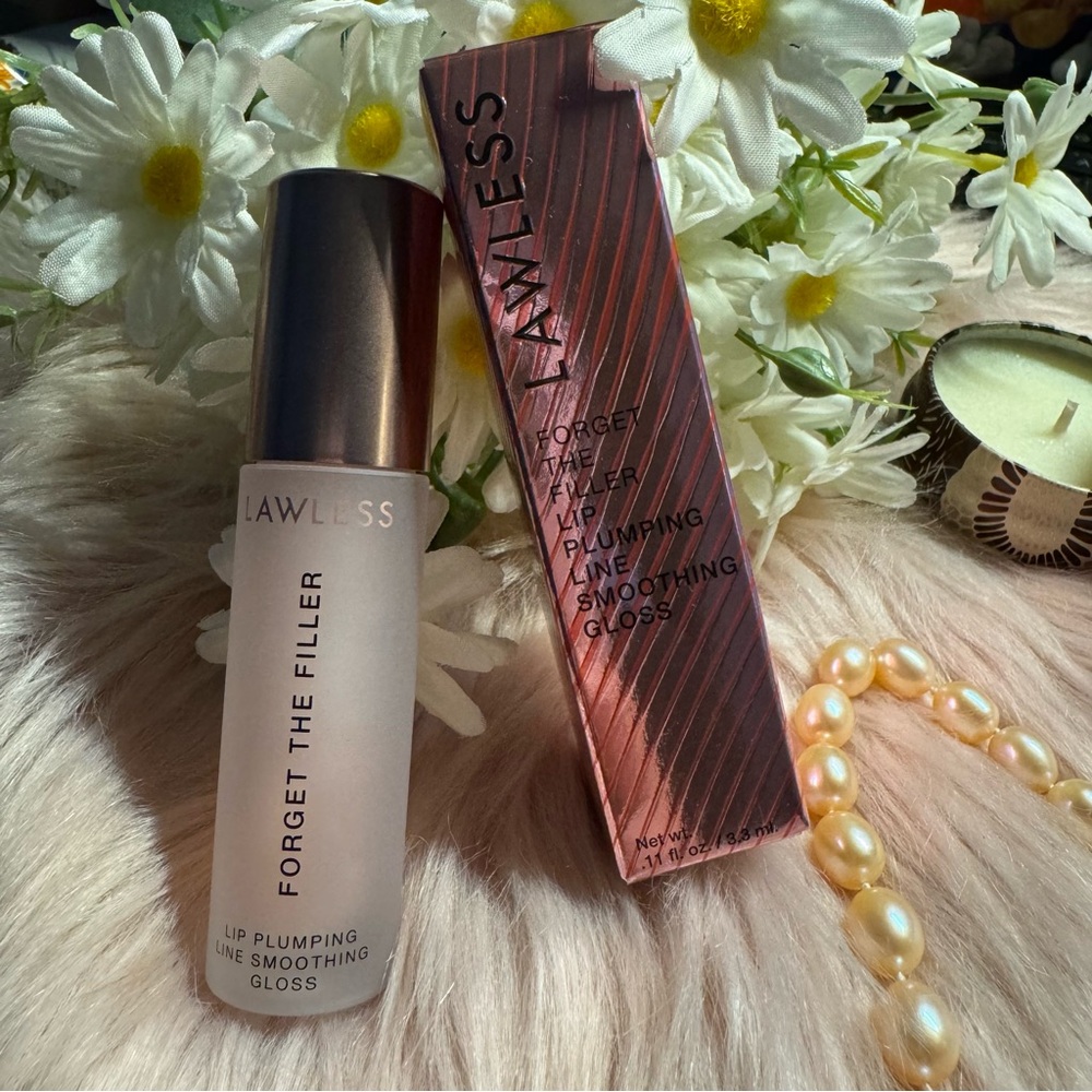 NWB LAWLESS
Forget The Filler Lip Plumper Line Smoothing Gloss